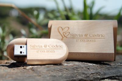 Miniature USB 8Go personnalisable Photo d'un téléphone rouge rétro, un disque vinyle noir, un disque rouge en forme de cœur et une photo de mariage.