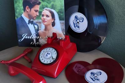Miniature Vinyles cœur et classique Photo d'un téléphone rouge rétro, un disque vinyle noir, un disque rouge en forme de cœur et une photo de mariage.