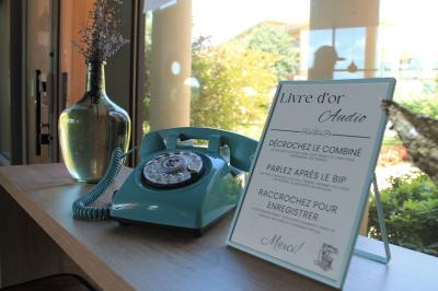 Clé USB en bois gravée ’Voice Memories’ avec son étui assorti, posée sur une surface naturelle.