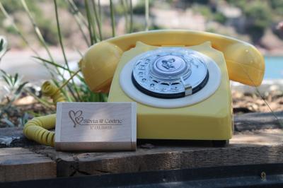 Clé USB en bois gravée ’Voice Memories’ avec son étui assorti, posée sur une surface naturelle.