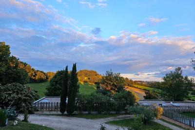 Miniature Location salle Molières (Tarn-et-Garonne) - Domaine de Massoulac #15 La paillotte du Boulodrome avec sa vue sur le coucher de soleil