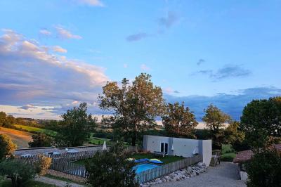 Miniature Location salle Molières (Tarn-et-Garonne) - Domaine de Massoulac #20 La paillotte du Boulodrome avec sa vue sur le coucher de soleil