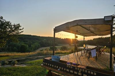 Miniature La paillotte du Boulodrome avec sa vue sur le coucher de soleil La paillotte du Boulodrome avec sa vue sur le coucher de soleil