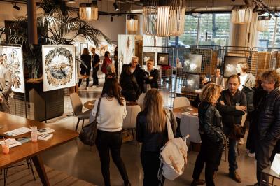 Miniature Location salle Lyon 2 (Rhône) - Lumen #5 Un café moderne avec un comptoir en bois, des tabourets, des clients et des baristas en pleine discussion.