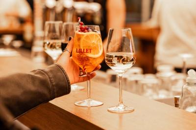 Miniature Location salle Lyon 2 (Rhône) - Lumen #9 Un café moderne avec un comptoir en bois, des tabourets, des clients et des baristas en pleine discussion.