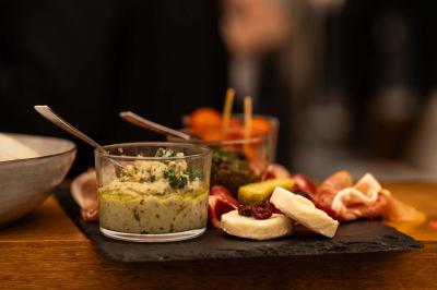 Miniature Location salle Lyon 2 (Rhône) - Lumen #8 Un café moderne avec un comptoir en bois, des tabourets, des clients et des baristas en pleine discussion.