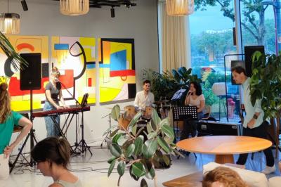 Miniature Location salle Lyon 2 (Rhône) - Lumen #7 Un café moderne avec un comptoir en bois, des tabourets, des clients et des baristas en pleine discussion.