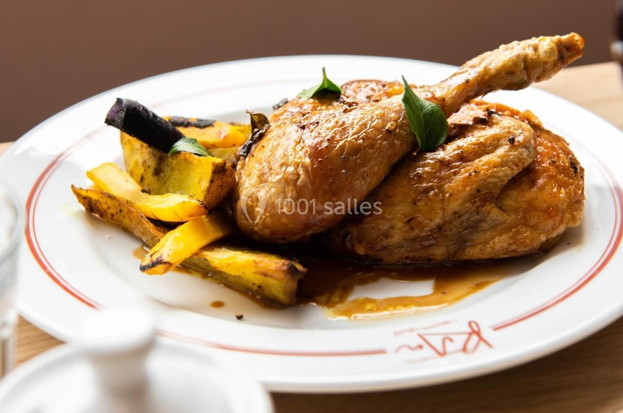 Plat de poulet rôti accompagné de légumes grillés, servi sur une assiette blanche.