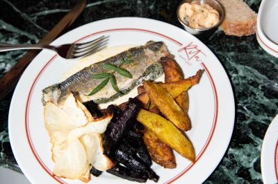 Miniature Location salle Villeneuve-d'Ascq (Nord) - Bistrot Rita #35 Assiette contenant un poisson entier grillé, des légumes rôtis variés et une sauce servie sur une table en marbre.