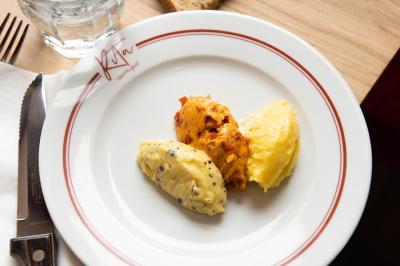 Miniature Location salle Villeneuve-d'Ascq (Nord) - Bistrot Rita #19 Des personnes assises à des tables dans un restaurant lumineux, discutant et partageant un repas près de grandes fenêtres.