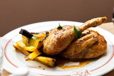 Miniature Location salle Villeneuve-d'Ascq (Nord) - Bistrot Rita #20 Des personnes assises à des tables dans un restaurant lumineux, discutant et partageant un repas près de grandes fenêtres.