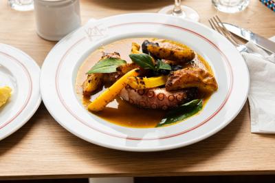 Miniature Location salle Villeneuve-d'Ascq (Nord) - Bistrot Rita #24 Des personnes assises à des tables dans un restaurant lumineux, discutant et partageant un repas près de grandes fenêtres.