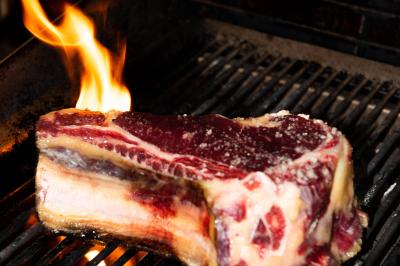 Miniature Location salle Villeneuve-d'Ascq (Nord) - Bistrot Rita #25 Des personnes assises à des tables dans un restaurant lumineux, discutant et partageant un repas près de grandes fenêtres.