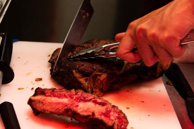 Miniature Location salle Villeneuve-d'Ascq (Nord) - Bistrot Rita #27 Des personnes assises à des tables dans un restaurant lumineux, discutant et partageant un repas près de grandes fenêtres.