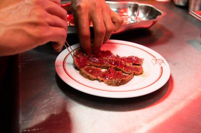 Miniature Location salle Villeneuve-d'Ascq (Nord) - Bistrot Rita #28 Des personnes assises à des tables dans un restaurant lumineux, discutant et partageant un repas près de grandes fenêtres.