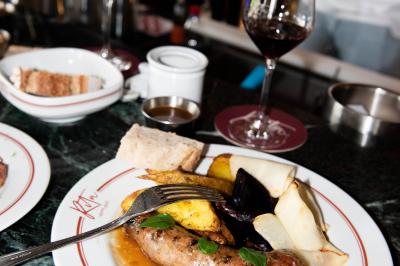 Miniature Location salle Villeneuve-d'Ascq (Nord) - Bistrot Rita #22 Des personnes assises à des tables dans un restaurant lumineux, discutant et partageant un repas près de grandes fenêtres.