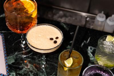 Miniature Location salle Villeneuve-d'Ascq (Nord) - Bistrot Rita #12 Des personnes assises à des tables dans un restaurant lumineux, discutant et partageant un repas près de grandes fenêtres.