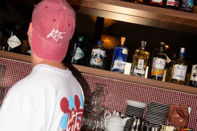 Miniature Location salle Villeneuve-d'Ascq (Nord) - Bistrot Rita #11 Des personnes assises à des tables dans un restaurant lumineux, discutant et partageant un repas près de grandes fenêtres.