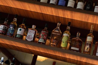 Miniature Location salle Villeneuve-d'Ascq (Nord) - Bistrot Rita #13 Des personnes assises à des tables dans un restaurant lumineux, discutant et partageant un repas près de grandes fenêtres.