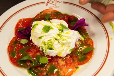 Miniature Location salle Villeneuve-d'Ascq (Nord) - Bistrot Rita #16 Des personnes assises à des tables dans un restaurant lumineux, discutant et partageant un repas près de grandes fenêtres.