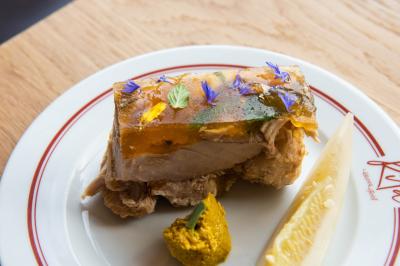 Miniature Location salle Villeneuve-d'Ascq (Nord) - Bistrot Rita #18 Des personnes assises à des tables dans un restaurant lumineux, discutant et partageant un repas près de grandes fenêtres.