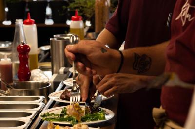 Miniature Location salle Villeneuve-d'Ascq (Nord) - Bistrot Rita #17 Des personnes assises à des tables dans un restaurant lumineux, discutant et partageant un repas près de grandes fenêtres.