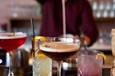 Miniature Location salle Villeneuve-d'Ascq (Nord) - Bistrot Rita #15 Des personnes assises à des tables dans un restaurant lumineux, discutant et partageant un repas près de grandes fenêtres.