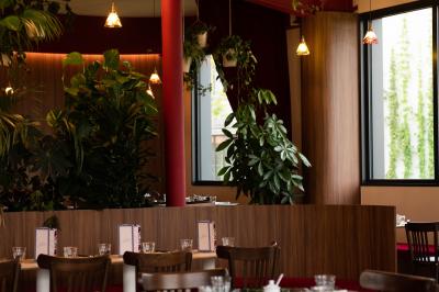 Miniature Location salle Villeneuve-d'Ascq (Nord) - Bistrot Rita #10 Des personnes assises à des tables dans un restaurant lumineux, discutant et partageant un repas près de grandes fenêtres.