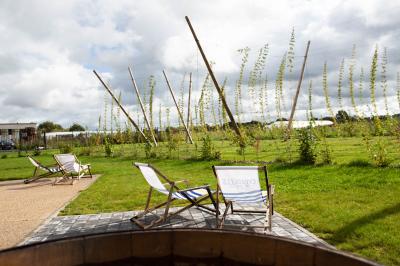 Miniature Location salle Villeneuve-d'Ascq (Nord) - Bistrot Rita #2 Des personnes assises à des tables dans un restaurant lumineux, discutant et partageant un repas près de grandes fenêtres.