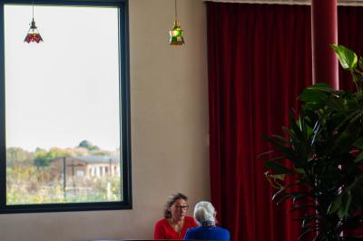 Miniature Location salle Villeneuve-d'Ascq (Nord) - Bistrot Rita #32 Des personnes assises à des tables dans un restaurant lumineux, discutant et partageant un repas près de grandes fenêtres.