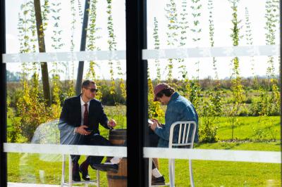 Miniature Location salle Villeneuve-d'Ascq (Nord) - Bistrot Rita #4 Des personnes assises à des tables dans un restaurant lumineux, discutant et partageant un repas près de grandes fenêtres.