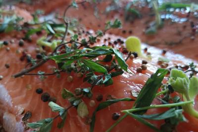 Miniature Traiteur Marssac-sur-Tarn (Tarn) - La Cuisine de Philoozofe #12 Plateau en bois avec verrines garnies, bol de pain tranché et bouteille de vin mousseux en arrière-plan.