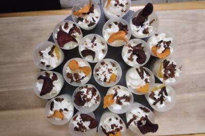 Miniature Traiteur Marssac-sur-Tarn (Tarn) - La Cuisine de Philoozofe #13 Plateau en bois avec verrines garnies, bol de pain tranché et bouteille de vin mousseux en arrière-plan.