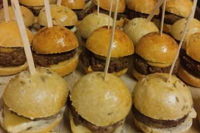 Miniature Traiteur Marssac-sur-Tarn (Tarn) - La Cuisine de Philoozofe #2 Plateau en bois avec verrines garnies, bol de pain tranché et bouteille de vin mousseux en arrière-plan.