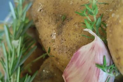 Miniature Traiteur Marssac-sur-Tarn (Tarn) - La Cuisine de Philoozofe #14 Plateau en bois avec verrines garnies, bol de pain tranché et bouteille de vin mousseux en arrière-plan.