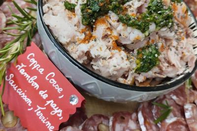 Miniature Traiteur Marssac-sur-Tarn (Tarn) - La Cuisine de Philoozofe #19 Plateau en bois avec verrines garnies, bol de pain tranché et bouteille de vin mousseux en arrière-plan.