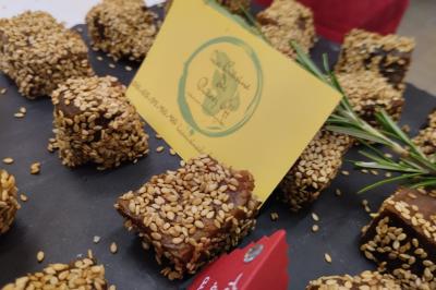 Miniature Traiteur Marssac-sur-Tarn (Tarn) - La Cuisine de Philoozofe #3 Plateau en bois avec verrines garnies, bol de pain tranché et bouteille de vin mousseux en arrière-plan.