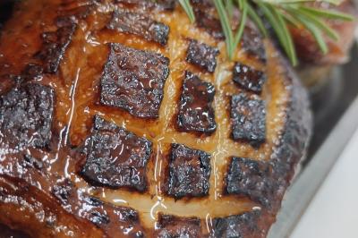 Miniature Traiteur Marssac-sur-Tarn (Tarn) - La Cuisine de Philoozofe #21 Plateau en bois avec verrines garnies, bol de pain tranché et bouteille de vin mousseux en arrière-plan.