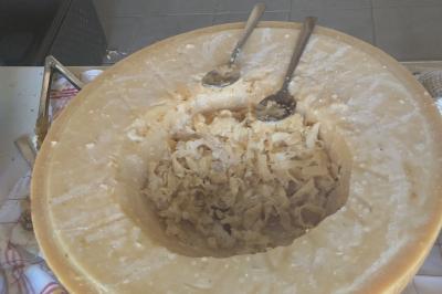 Miniature Traiteur Marssac-sur-Tarn (Tarn) - La Cuisine de Philoozofe #22 Plateau en bois avec verrines garnies, bol de pain tranché et bouteille de vin mousseux en arrière-plan.