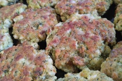 Miniature Traiteur Marssac-sur-Tarn (Tarn) - La Cuisine de Philoozofe #23 Plateau en bois avec verrines garnies, bol de pain tranché et bouteille de vin mousseux en arrière-plan.