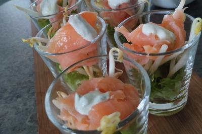 Miniature Traiteur Marssac-sur-Tarn (Tarn) - La Cuisine de Philoozofe #24 Plateau en bois avec verrines garnies, bol de pain tranché et bouteille de vin mousseux en arrière-plan.