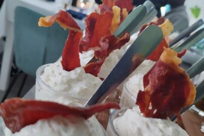 Miniature Traiteur Marssac-sur-Tarn (Tarn) - La Cuisine de Philoozofe #7 Plateau en bois avec verrines garnies, bol de pain tranché et bouteille de vin mousseux en arrière-plan.