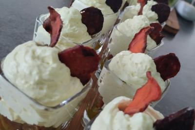 Miniature Traiteur Marssac-sur-Tarn (Tarn) - La Cuisine de Philoozofe #26 Plateau en bois avec verrines garnies, bol de pain tranché et bouteille de vin mousseux en arrière-plan.