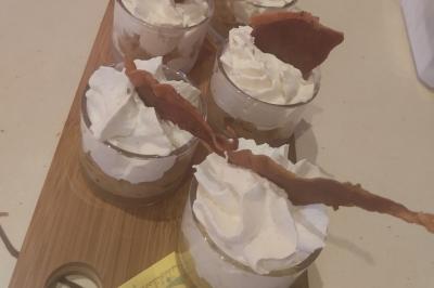 Miniature Traiteur Marssac-sur-Tarn (Tarn) - La Cuisine de Philoozofe #9 Plateau en bois avec verrines garnies, bol de pain tranché et bouteille de vin mousseux en arrière-plan.