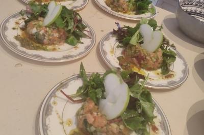 Miniature Traiteur Marssac-sur-Tarn (Tarn) - La Cuisine de Philoozofe #27 Plateau en bois avec verrines garnies, bol de pain tranché et bouteille de vin mousseux en arrière-plan.