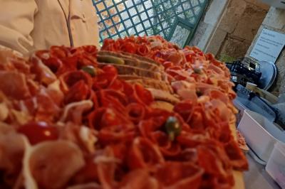 Miniature Traiteur Marssac-sur-Tarn (Tarn) - La Cuisine de Philoozofe #11 Plateau en bois avec verrines garnies, bol de pain tranché et bouteille de vin mousseux en arrière-plan.