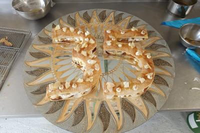 Miniature Traiteur Marssac-sur-Tarn (Tarn) - La Cuisine de Philoozofe #15 Plateau en bois avec verrines garnies, bol de pain tranché et bouteille de vin mousseux en arrière-plan.