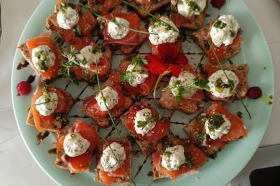 Miniature Traiteur Marssac-sur-Tarn (Tarn) - La Cuisine de Philoozofe #16 Plateau en bois avec verrines garnies, bol de pain tranché et bouteille de vin mousseux en arrière-plan.
