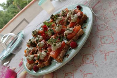 Miniature Traiteur Marssac-sur-Tarn (Tarn) - La Cuisine de Philoozofe #29 Plateau en bois avec verrines garnies, bol de pain tranché et bouteille de vin mousseux en arrière-plan.