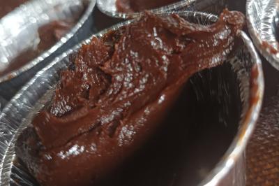 Miniature Traiteur Marssac-sur-Tarn (Tarn) - La Cuisine de Philoozofe #30 Plateau en bois avec verrines garnies, bol de pain tranché et bouteille de vin mousseux en arrière-plan.